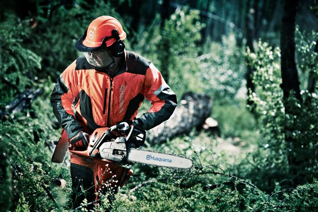 Profissional utilizando uma motosserra Husqvarna em ambiente florestal