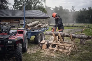 Cutting wood with battery chainsaw 435i and 340i