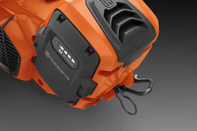 https://www-static-nw.husqvarna.com/-/images/aprimo/husqvarna/chainsaws/photos/feature/an-366401.webp?v=bb5744539be311b8&format=WEBP_LANDSCAPE_COVER_LG