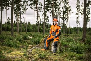 https://www-static-nw.husqvarna.com/-/images/aprimo/husqvarna/chainsaws/photos/people-and-lifestyle/h860-0443.jpg?v=2f6b8a2a59e495dd&format=JPG_LANDSCAPE_COVER_MD