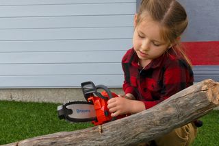 STIHL Battery Operated Chainsaw with Sound Kids Toy : : Toys