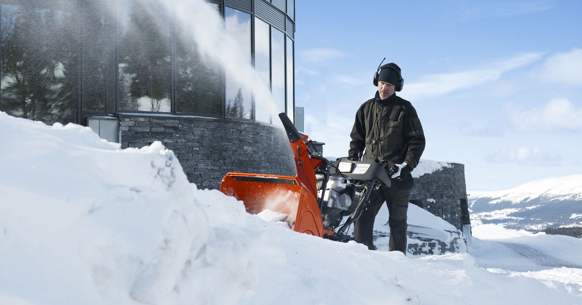 https://www-static-nw.husqvarna.com/-/images/aprimo/husqvarna/snow-throwers/photos/action/h550-0026.jpg?v=55dddf34d152aa71&format=opengraph-cover
