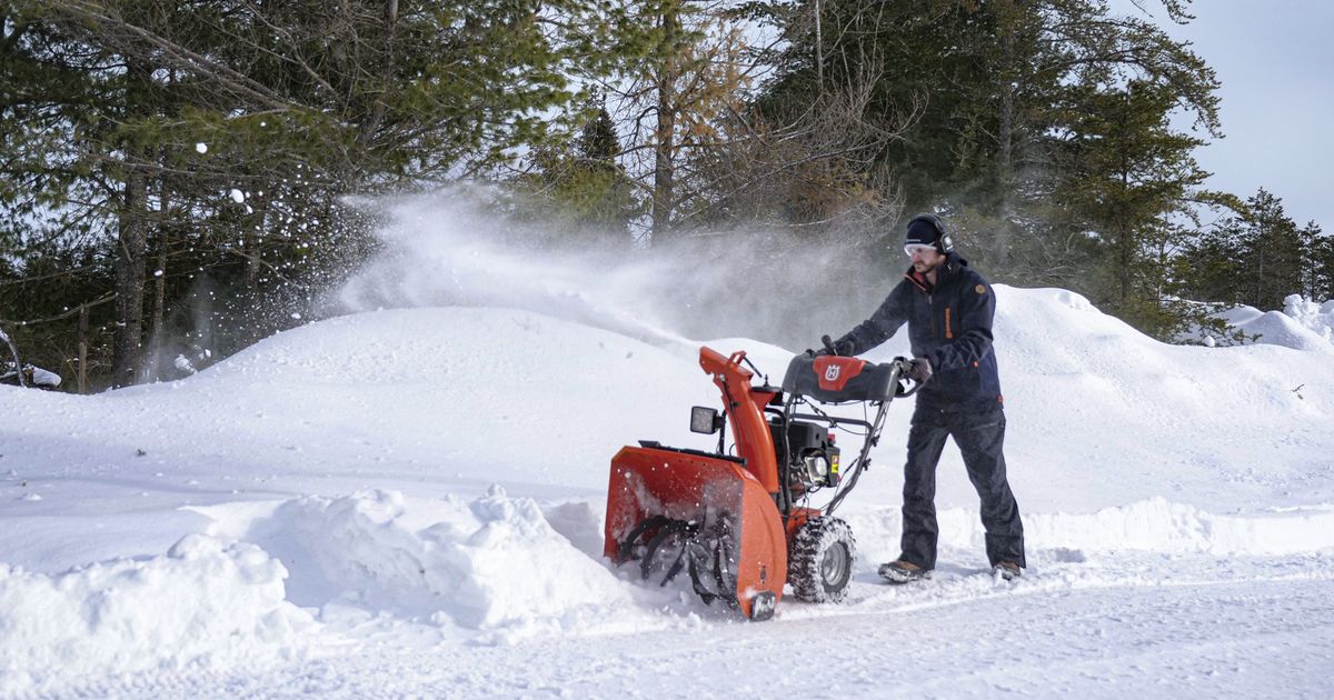 https://www-static-nw.husqvarna.com/-/images/aprimo/husqvarna/snow-throwers/photos/action/tb-773520.jpg?v=8dd16b64d152aa71&format=opengraph-cover
